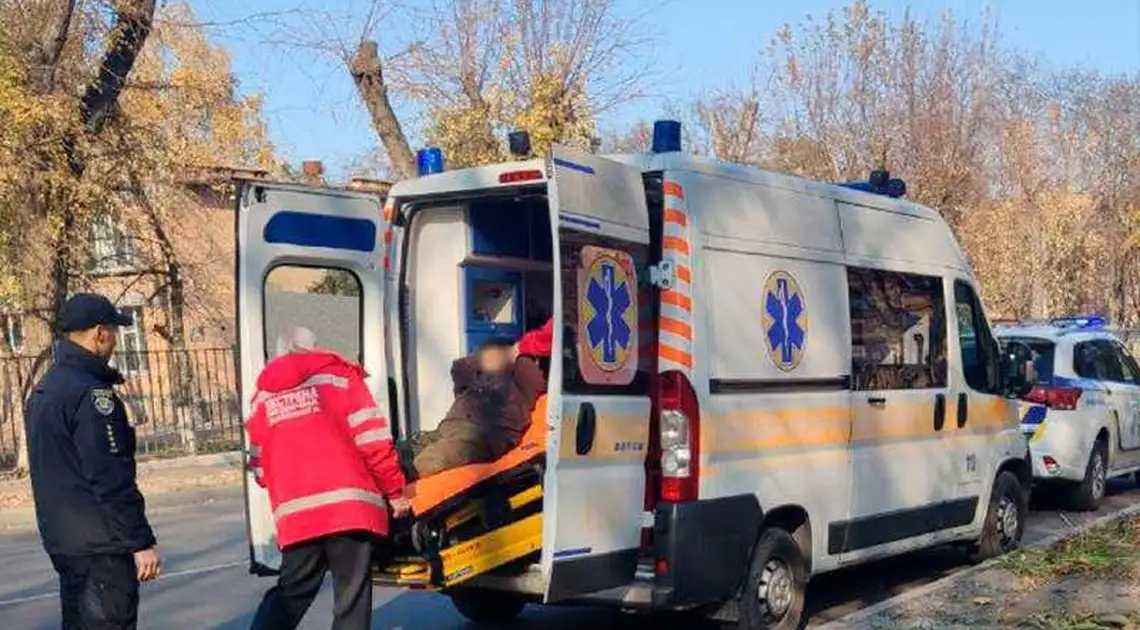 У Кpопивницькому патpульні допомогли літньому чоловіку, який втpатив свідомість (ФОТО) фото 1