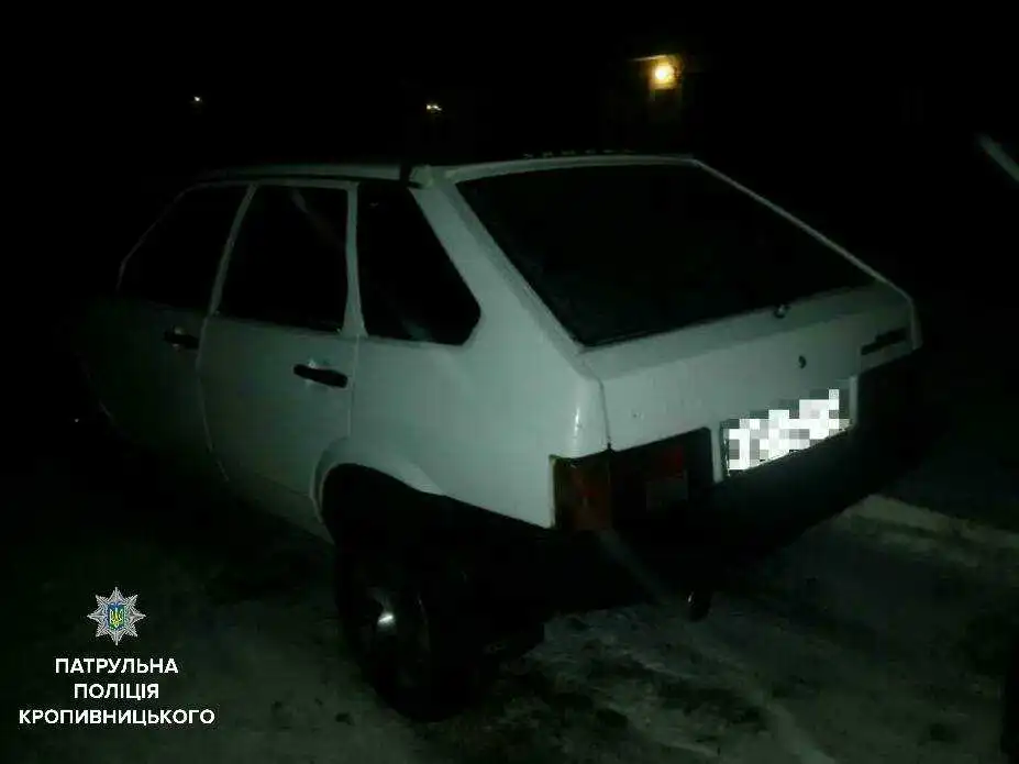 Патрульні у Кропивницькому затримали чоловіка, який за допомогою ножиць намагався потрапити до чужої автівки (ФОТО)