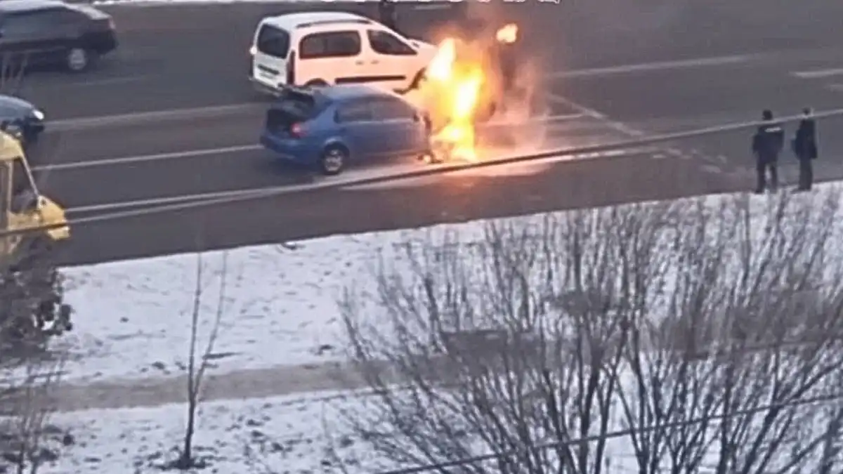 Біля обласної лікарні у Кропивницькому загорівся легковик: рятувальники розповіли подробиці