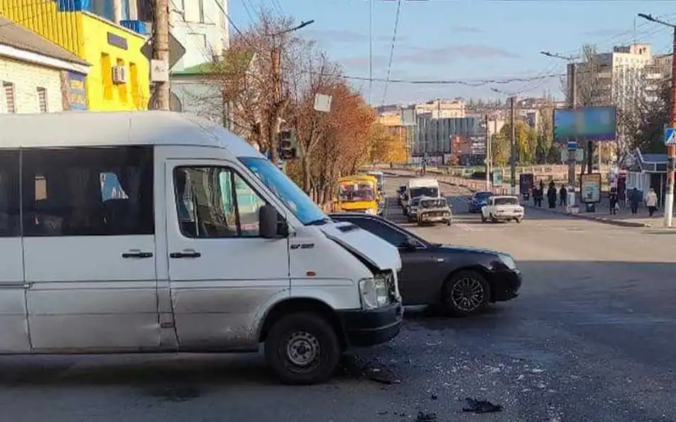 У Кропивницькому водій ВАЗа поїхав на заборонений сигнал та спричинив ДТП (ФОТО)