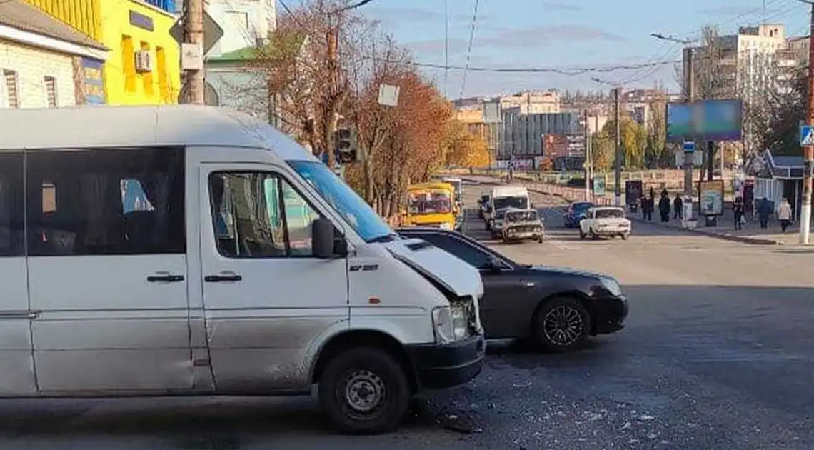 У Кропивницькому водій ВАЗа поїхав на заборонений сигнал та спричинив ДТП (ФОТО) фото 1