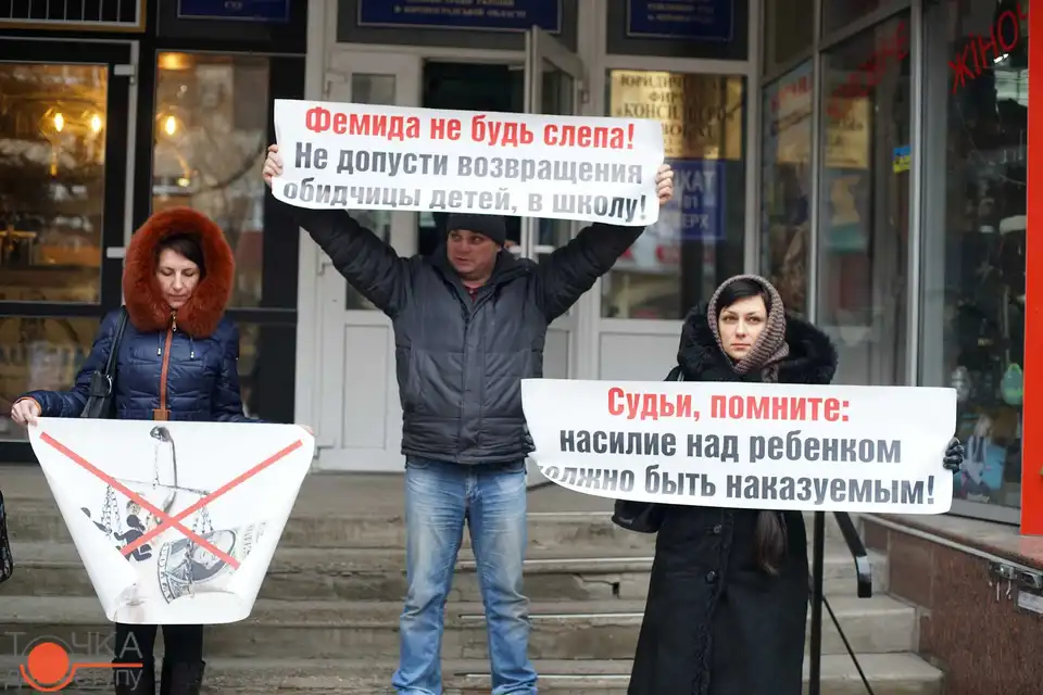 Врятуйте наших дітей: батьки у Кропивницькому протестують проти повернення одіозного директора школи (ФОТО) фото 1