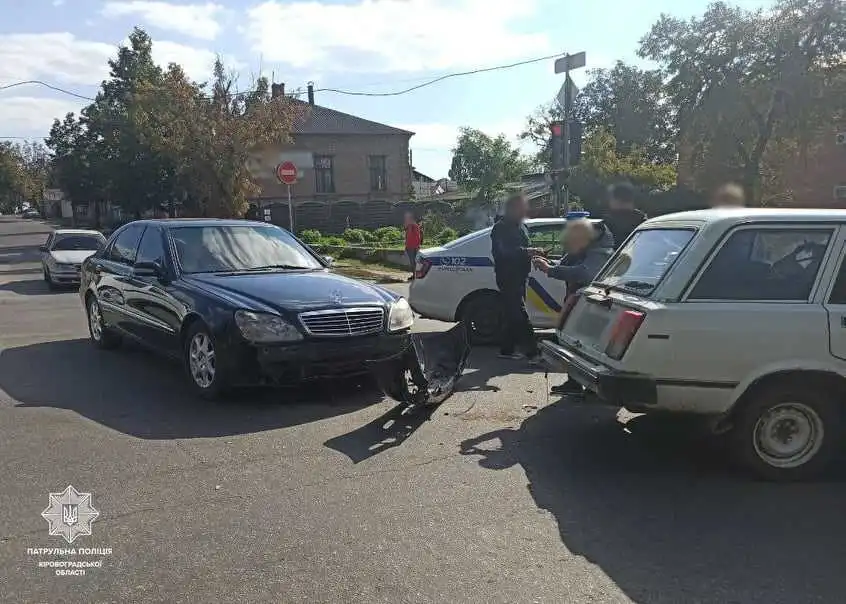 У Кропивницькому на перехресті зіткнулися Mercedes та ВАЗ (ФОТО)