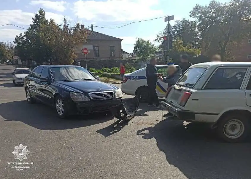 У Кропивницькому на перехресті зіткнулися Mercedes та ВАЗ (ФОТО) фото 1