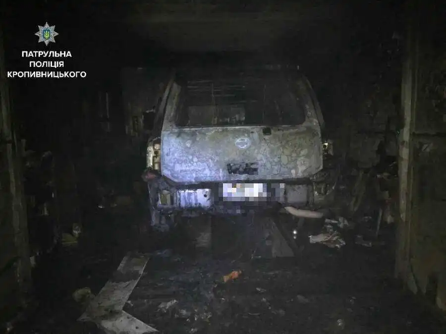 У Кропивницькому на СТО вибухнув та загорівся «Nissan», власника госпіталізовано (ФОТО)