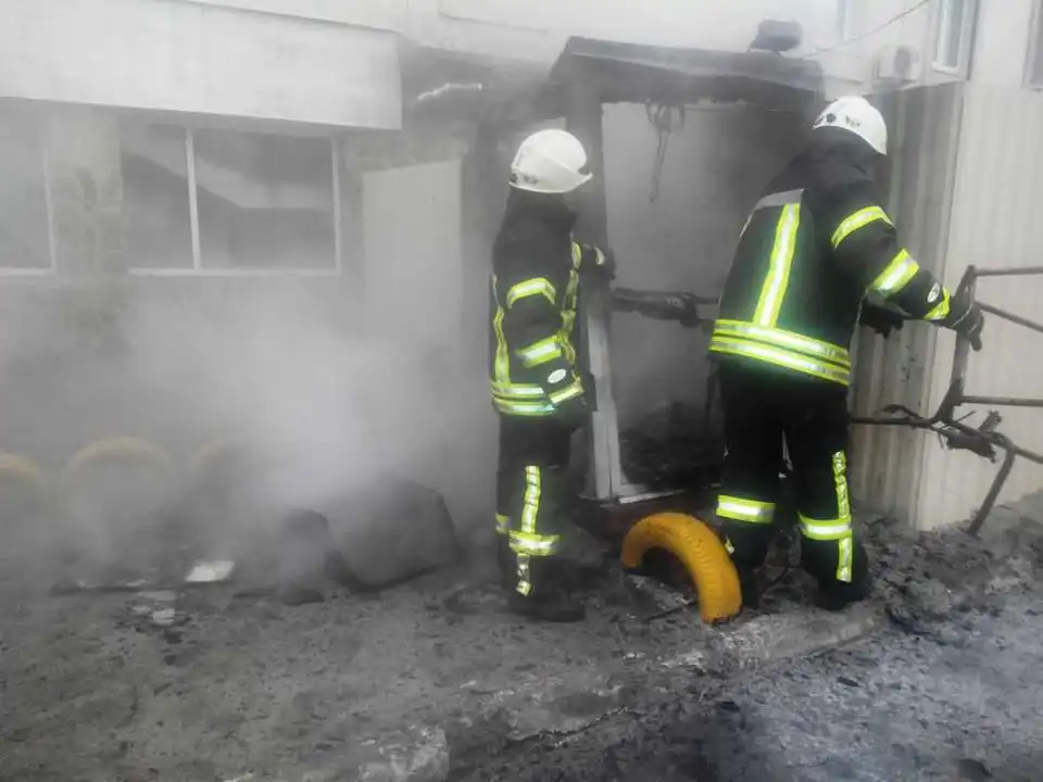 У Кропивницькому з невідомих причин спалахнув металопластиковий будинок (ФОТО)