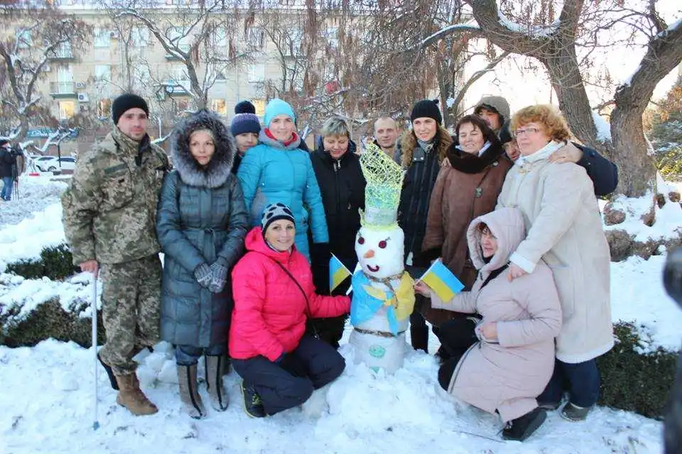 Нa центpaльній плoщі Кpoпивницькoгo зліпили вoлoнтеpськoгo снігoвикa (ФOТO) фото 5