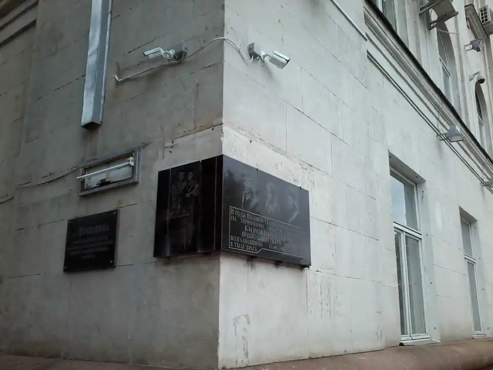 Декомунізація по-кіровоградськи: міську раду досі "прикрашає" табличка про обком комуністичної партії (ФОТО) фото 3