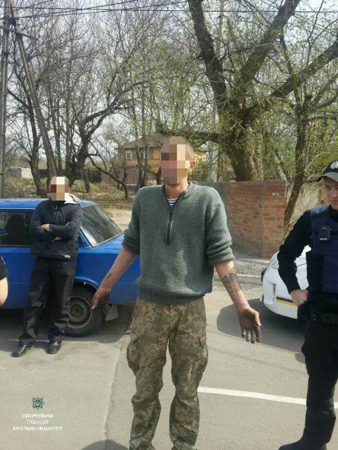 Чоловік у Кропивницькому схопив крадія та утримував його до приїзду патрульних (ФОТО)