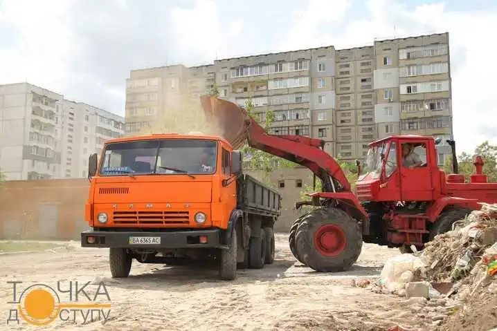 У Кіровограді прибирали біля будинку військових (ФОТОРЕПОРТАЖ)