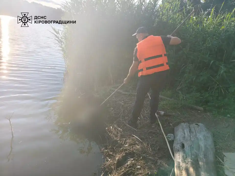 Рятувальники дістають з річки потопельника