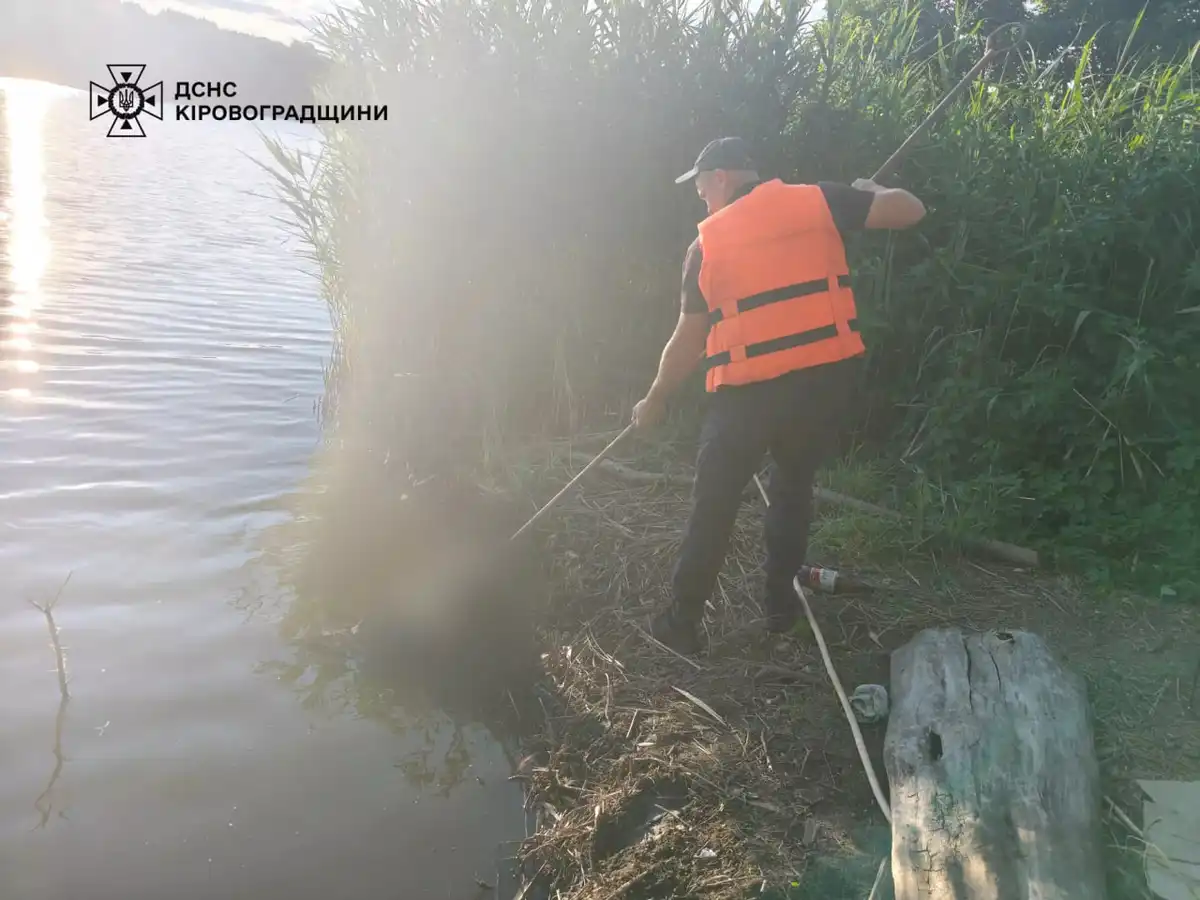 Рятувальники дістають з річки потопельника