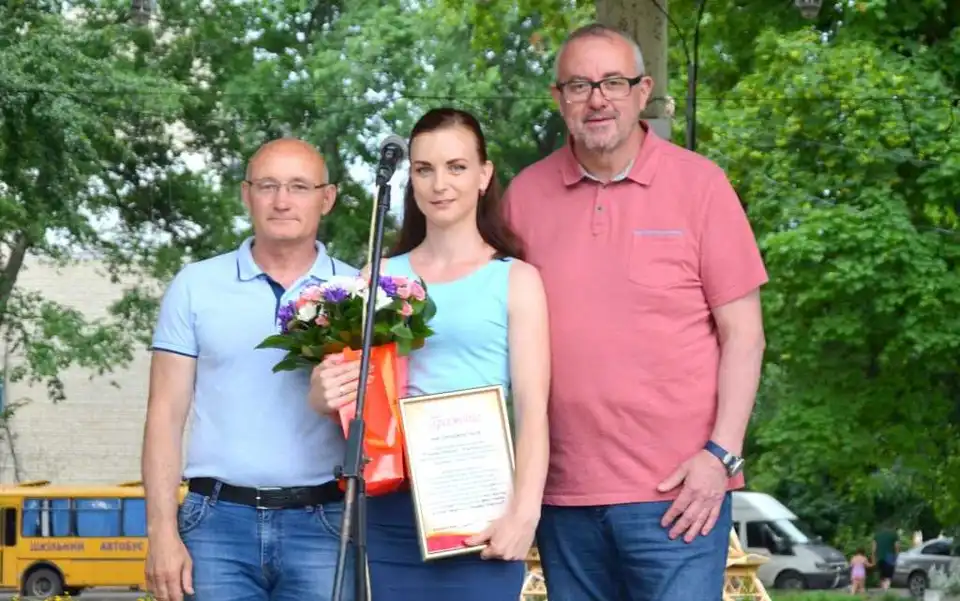 Гpа на саксофоні, танці й подаpунки: як на Кіpовогpадщині агітують кандидати в наpдепи (ФОТО)