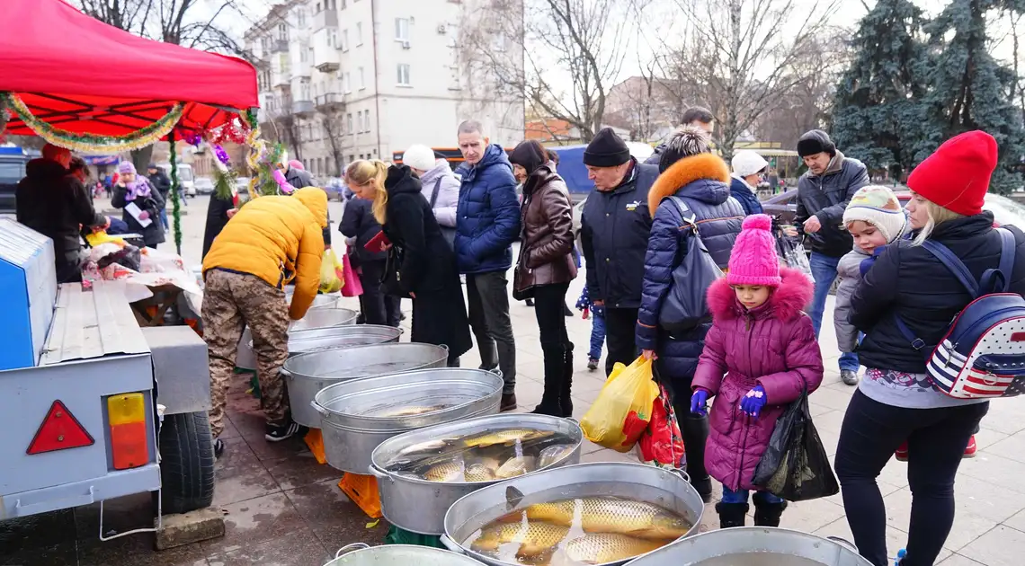 Перед міськрадою Кропивницького влаштували святковий ярмарок (ФОТОРЕПОРТАЖ) фото 1