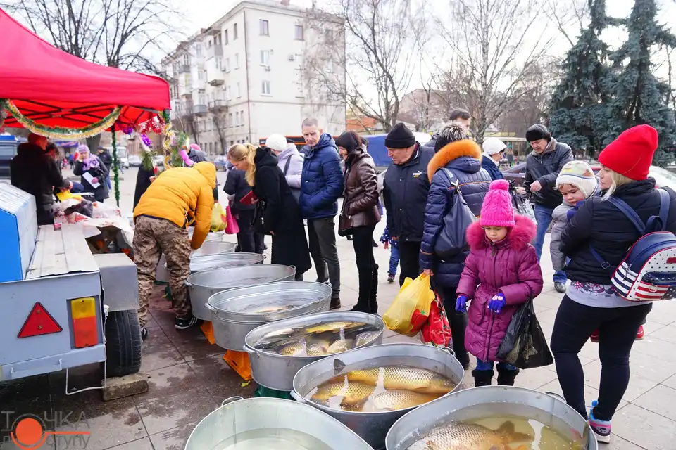 Перед міськрадою Кропивницького влаштували святковий ярмарок (ФОТОРЕПОРТАЖ) фото 13
