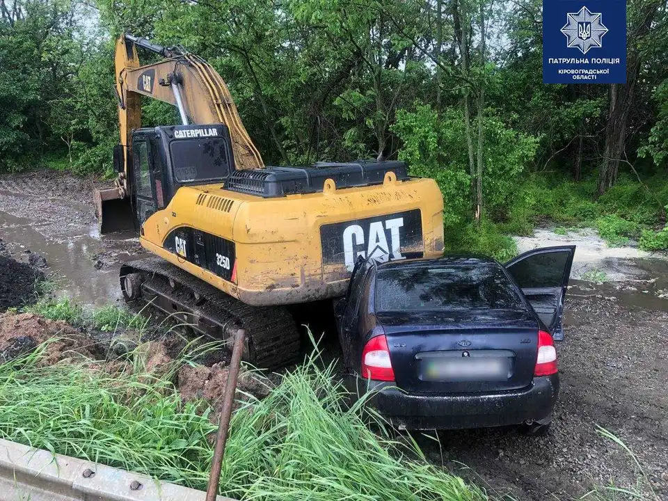 На Кіровоградщині ВАЗ влетів в екскаватор (ФОТО)