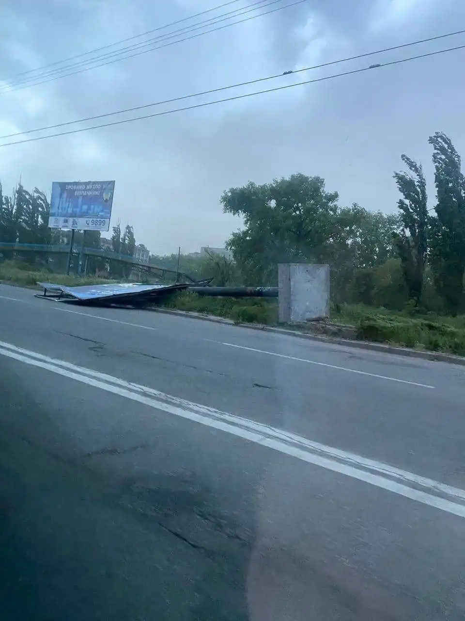 Кропивницький: шквальний вітер пошкодив найбільший в області прапор та повалив бігборд (ФОТО)