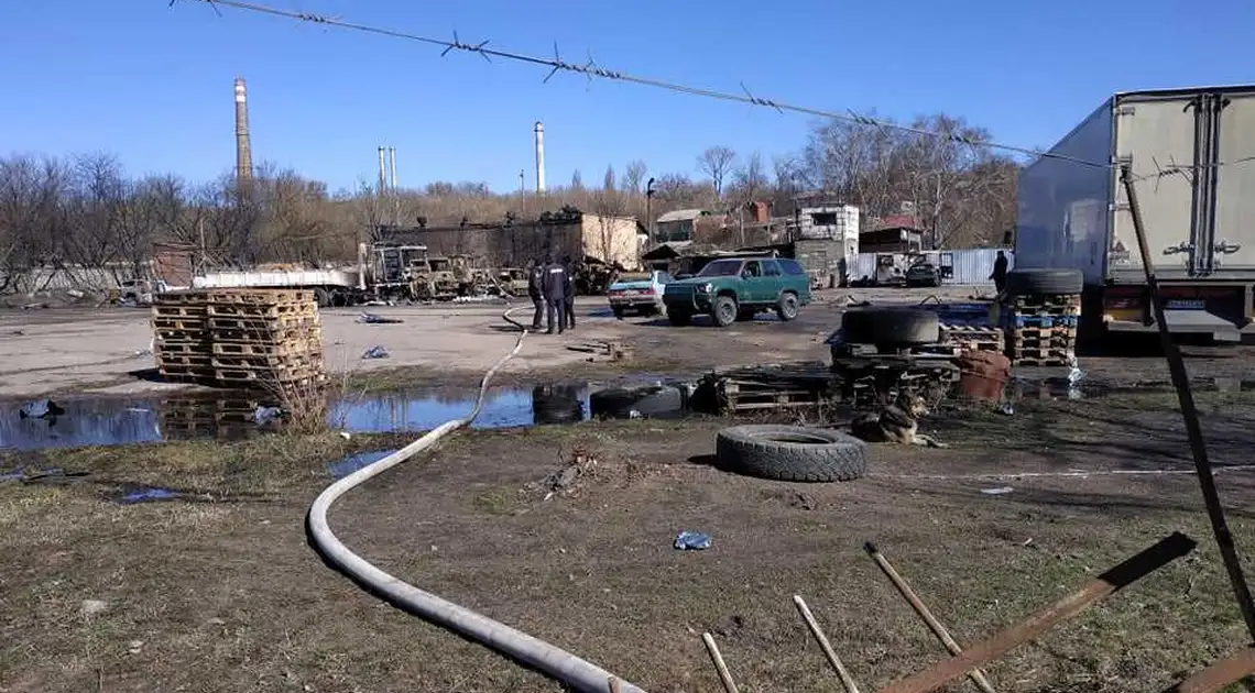 Водій вантажівки, який постраждав під час учорашньої пожежі, знаходиться в тяжкому стані фото 1