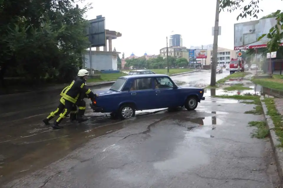 Потужна злива у Кропивницькому: змитий асфальт, провалля та «плаваючі» авто (ФОТО)