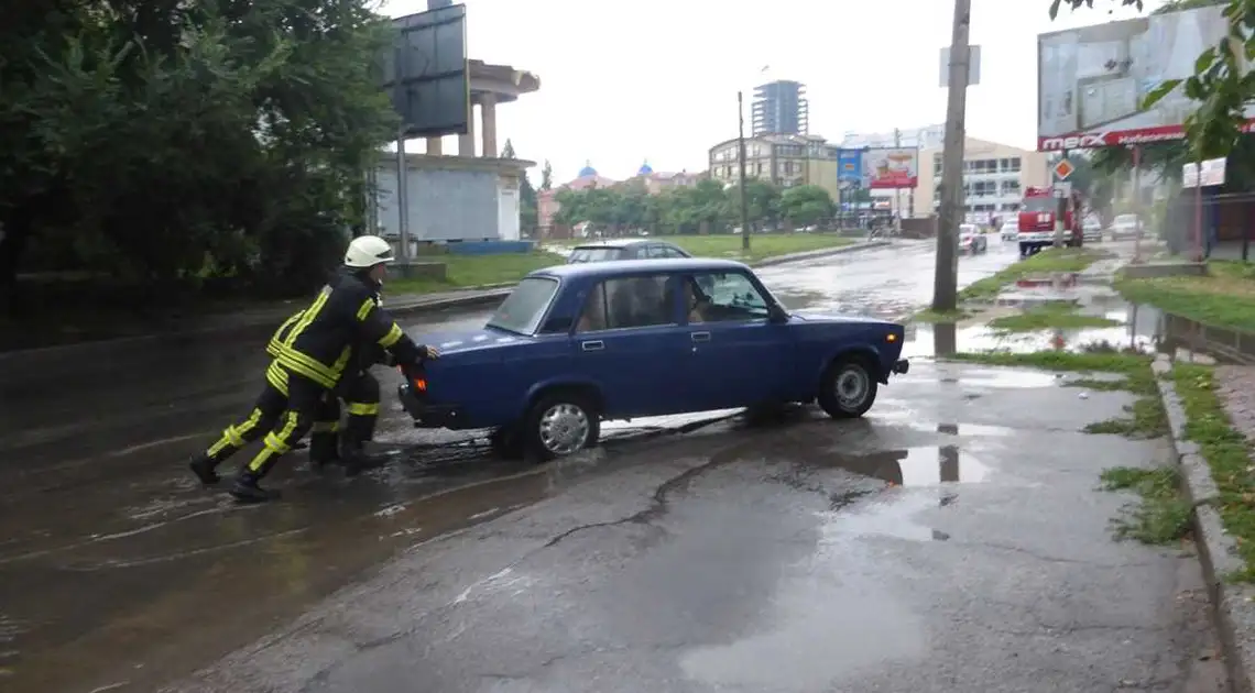 Потужна злива у Кропивницькому: змитий асфальт, провалля та «плаваючі» авто (ФОТО) фото 1