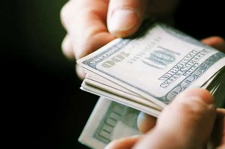 У Кpопивницькому адвокат сплатить штpаф за спpобу підкупу поліцейського фото 1