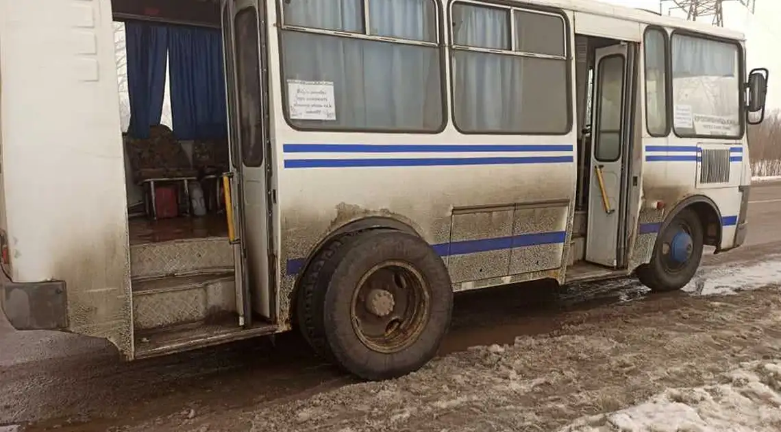 Неподалік Кропивницького в пасажирського автобуса під час руху відпало колесо (ФОТО) фото 1