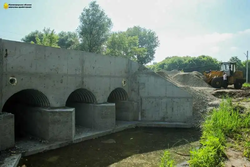 На Кіровоградщині почали ремонтувати міст, який з'єднує два райони (ФОТО)