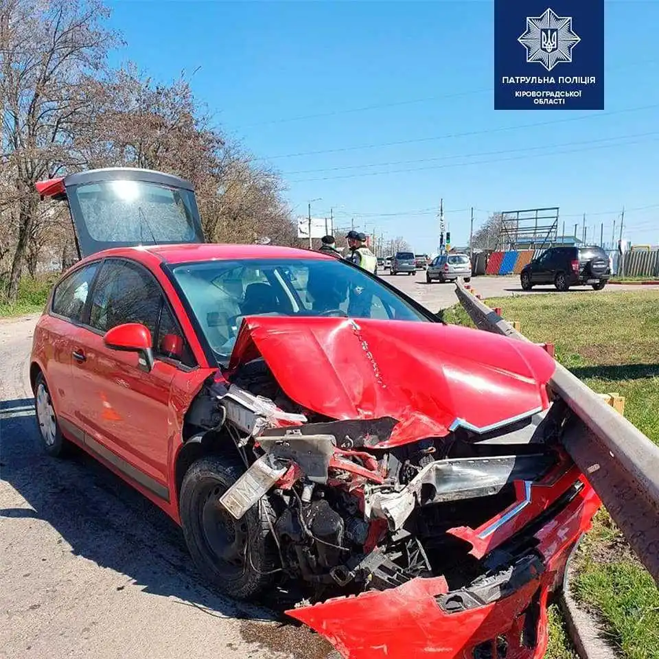 У Кропивницькому внаслідок ДТП перекинувся автомобіль (ФОТО)