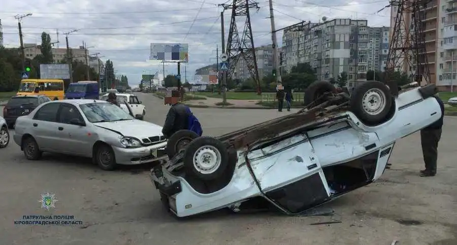 У Кропивницькому внаслідок ДТП перекинувся ВАЗ (ФОТО)