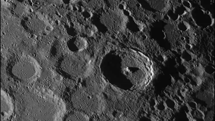 Вчені NASA розгадали таємницю «амфітеатрів» на Місяці (ФОТО)