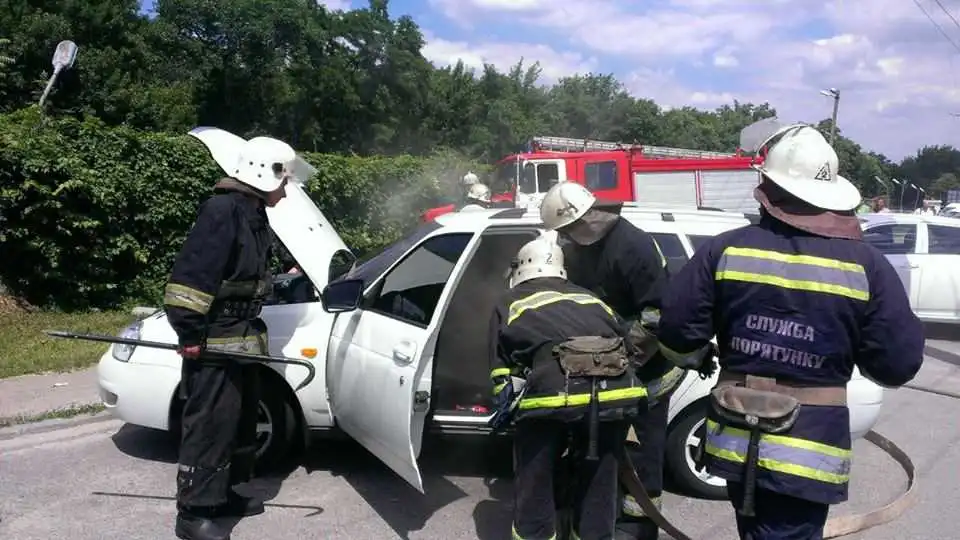 Патрульні Кіровограда врятували автівку, яка ледь не згоріла біля найбільшого ринку міста (ФОТО)