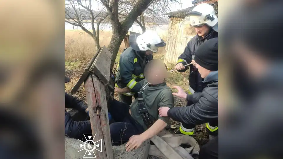 чоловік впав у криницю