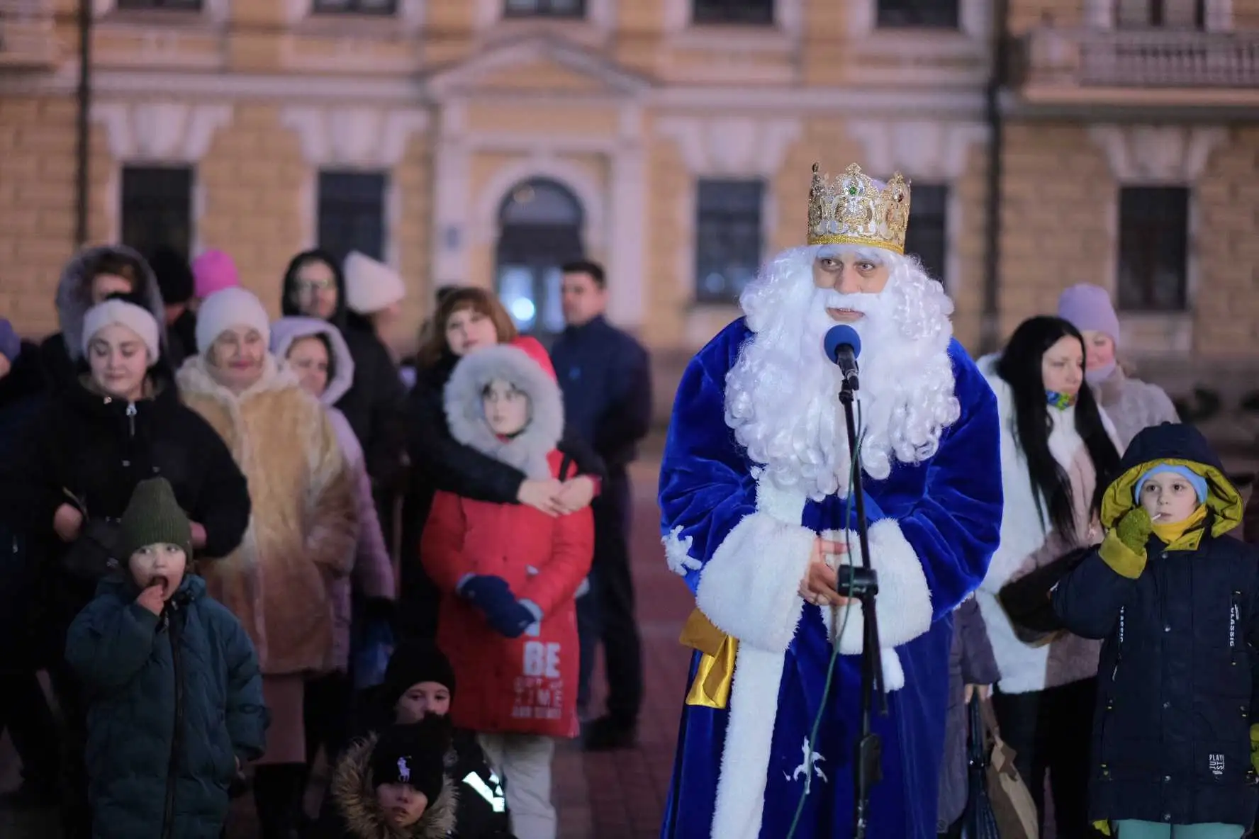 У центрі Кропивницького відкрили новорічне містечко: засяяли 12 ялинок (ФОТОРЕПОРТАЖ) фото 1
