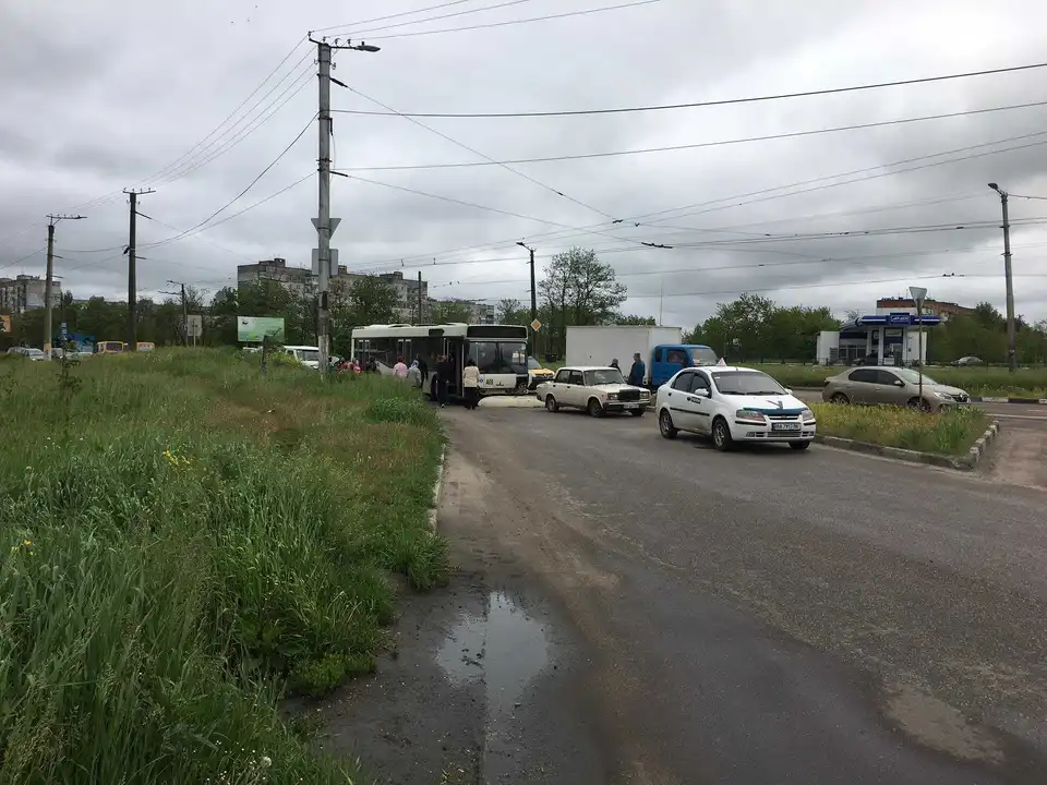 У Кpопивницькому зіткнулися два автомобіля та автобус (ФОТО, ВІДЕО)