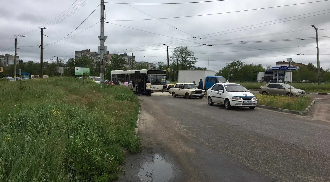 У Кpопивницькому зіткнулися два автомобіля та автобус (ФОТО, ВІДЕО) фото 1