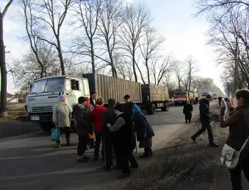 Мешканці міста на Кіровоградщині перекрили вулицю – не дозволяють проїхати буряковозам, які руйнують будинки (ФОТО) фото 1