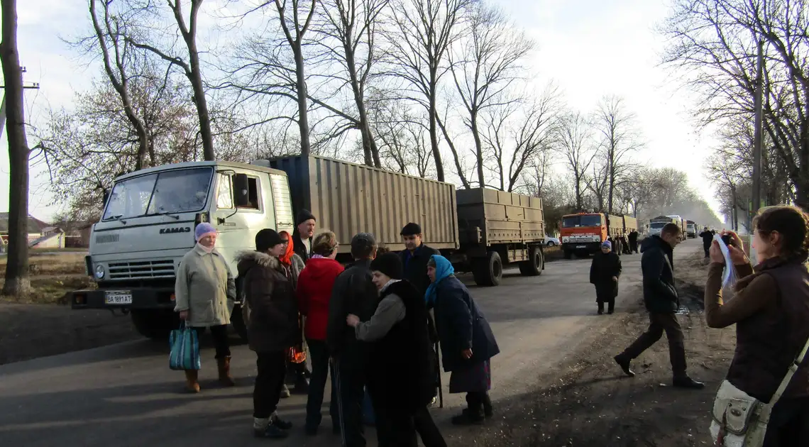 Мешканці міста на Кіровоградщині перекрили вулицю – не дозволяють проїхати буряковозам, які руйнують будинки (ФОТО) фото 1