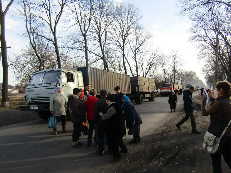 Мешканці міста на Кіровоградщині перекрили вулицю – не дозволяють проїхати буряковозам, які руйнують будинки (ФОТО) фото 1