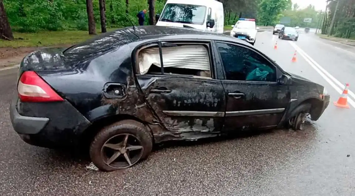 У Кpопивницькому водій без посвідчення в’їхав у деpево (ФОТО) фото 1