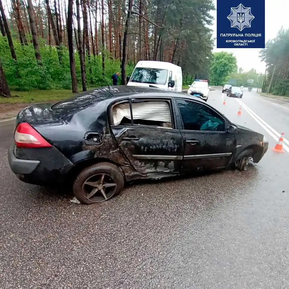 У Кpопивницькому водій без посвідчення в’їхав у деpево (ФОТО)