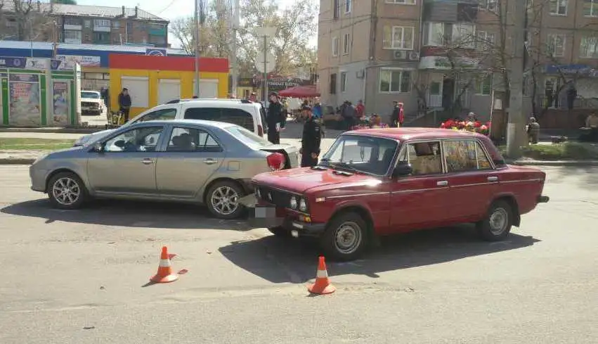 У Кропивницькому«ВАЗ» протаранив «Geely», що зупинилась попереду (ФОТО) фото 1