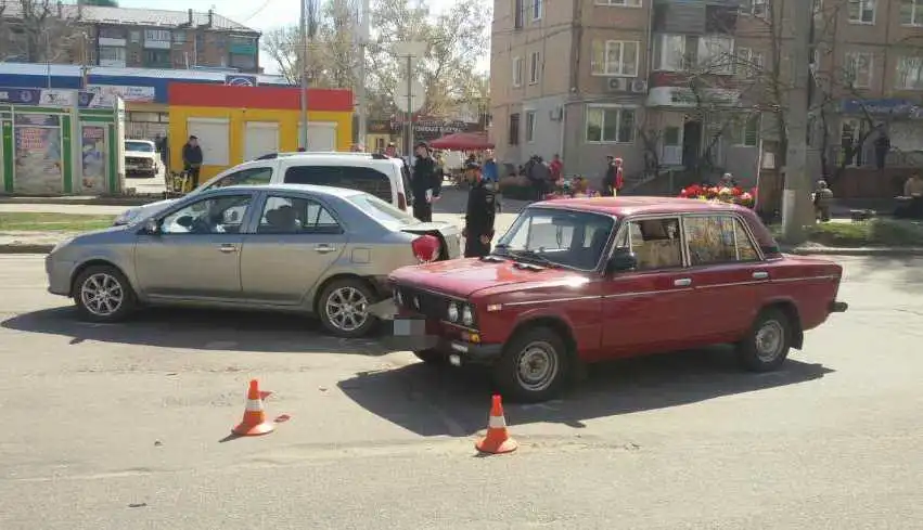 У Кропивницькому«ВАЗ» протаранив «Geely», що зупинилась попереду (ФОТО)