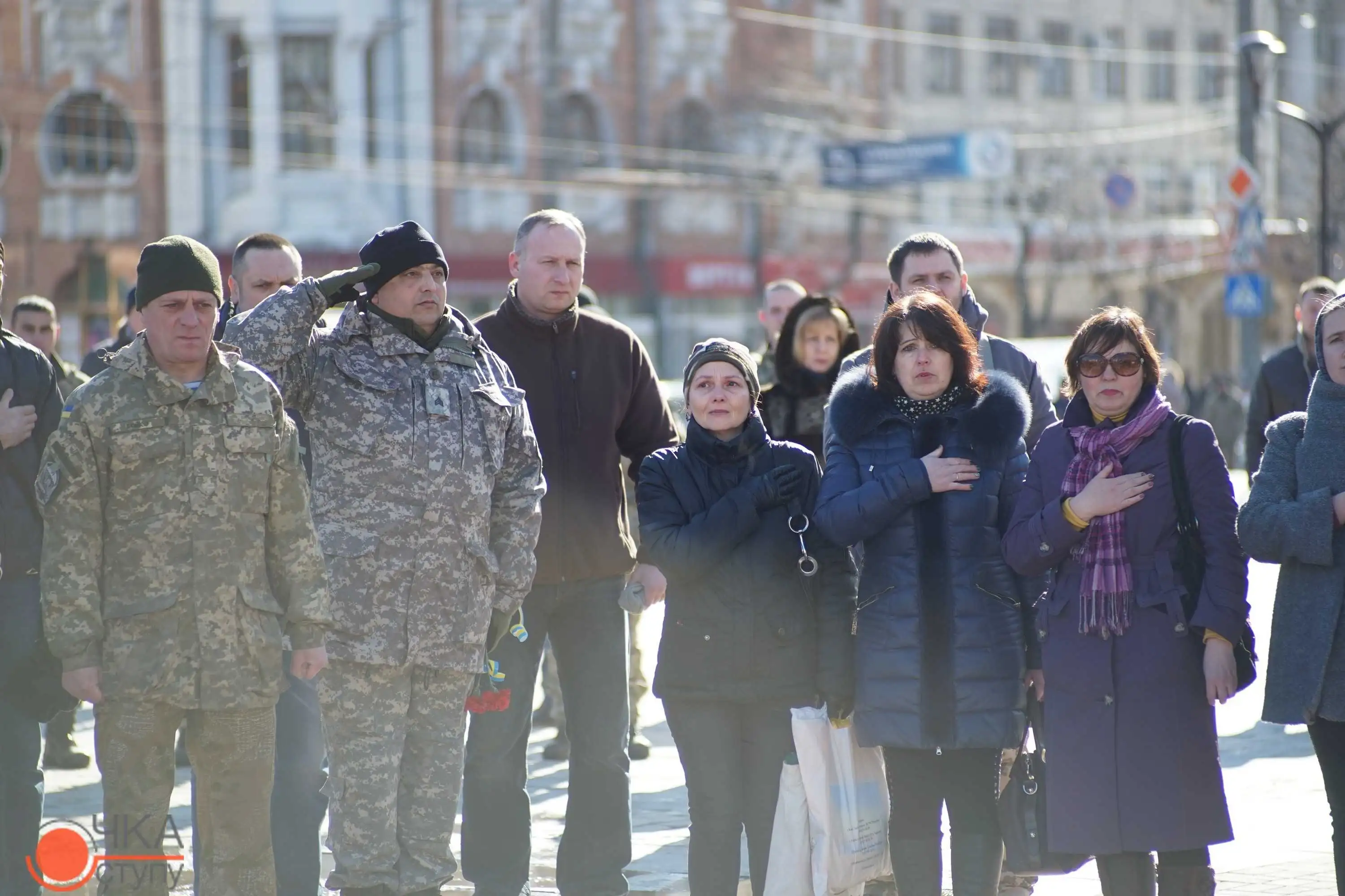 Ми не забудемо: на головній площі Кропивницького вшанували пам'ять героїв Дебальцевської трагедії (ФОТОРЕПОРТАЖ) фото 1