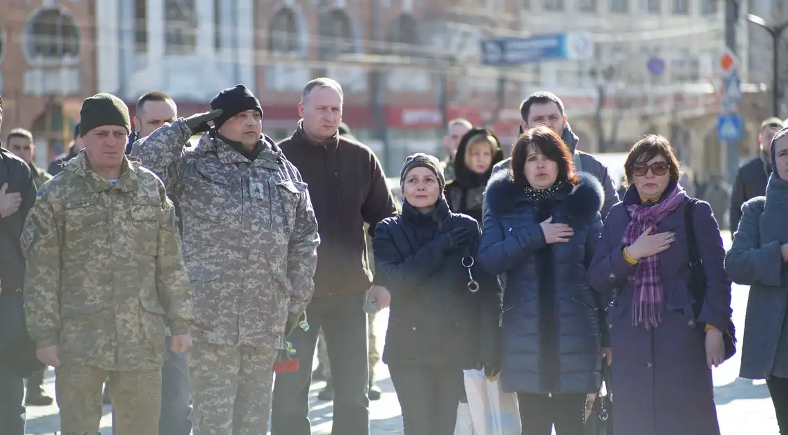 Ми не забудемо: на головній площі Кропивницького вшанували пам'ять героїв Дебальцевської трагедії (ФОТОРЕПОРТАЖ) фото 1