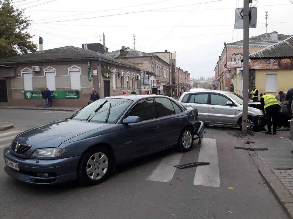 У центрі Кропивницького не розминулися дві іномарки (ФОТО)