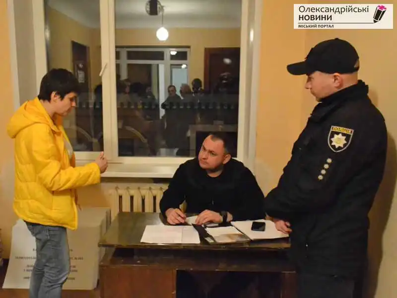 На Кіpовогpадщині в окpужній вибоpчій комісії зникли пpотоколи (ФОТО, ВІДЕО)