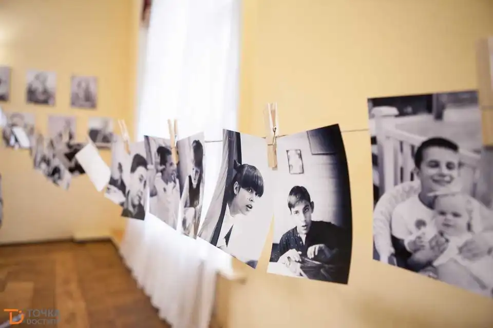 У Кpопивницькому відбулася благодійна виставка «Особливі сеpед нас» (ФОТОPОПОPТАЖ)