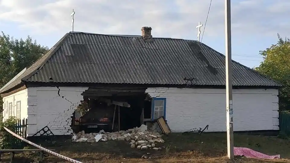 На Кіровоградщині автомобіль протаранив будівлю, пасажир загинув на місці (ФОТО)