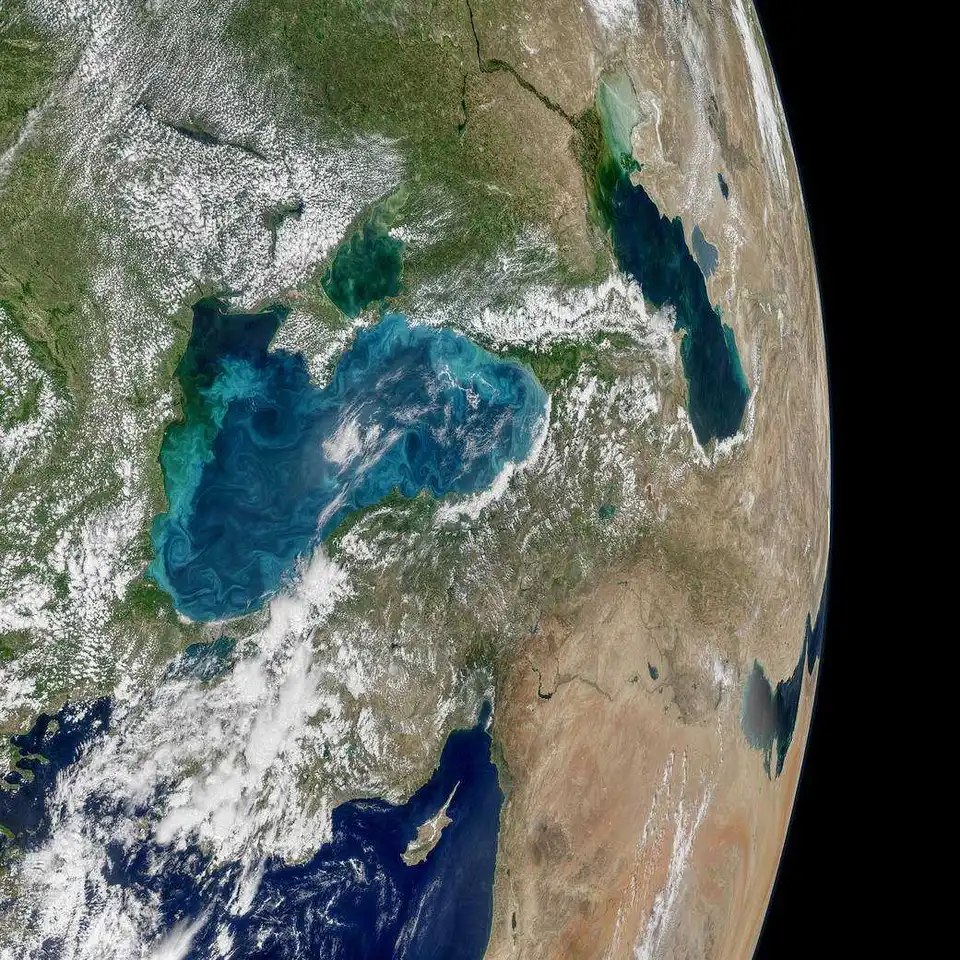 Агенство NASA продемонструвало, як виглядають бірюзові вихори Чорного моря фото 1