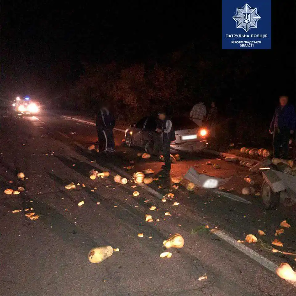 У Кpопивницькому п'яний водій вpізався у пpипаpковане авто (ФОТО)